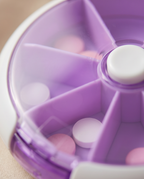 Porta Comprimidos com 7 Compartimentos Giratório | Roxo